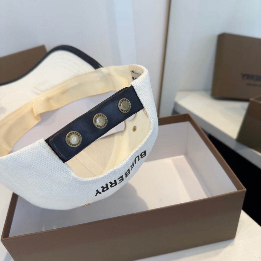 Minimalist Style Baseball Cap for a Chic Spring Look